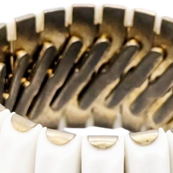 Vintage Léru White Lucite Expandable Bracelet Cuff - Picture 5 of 8